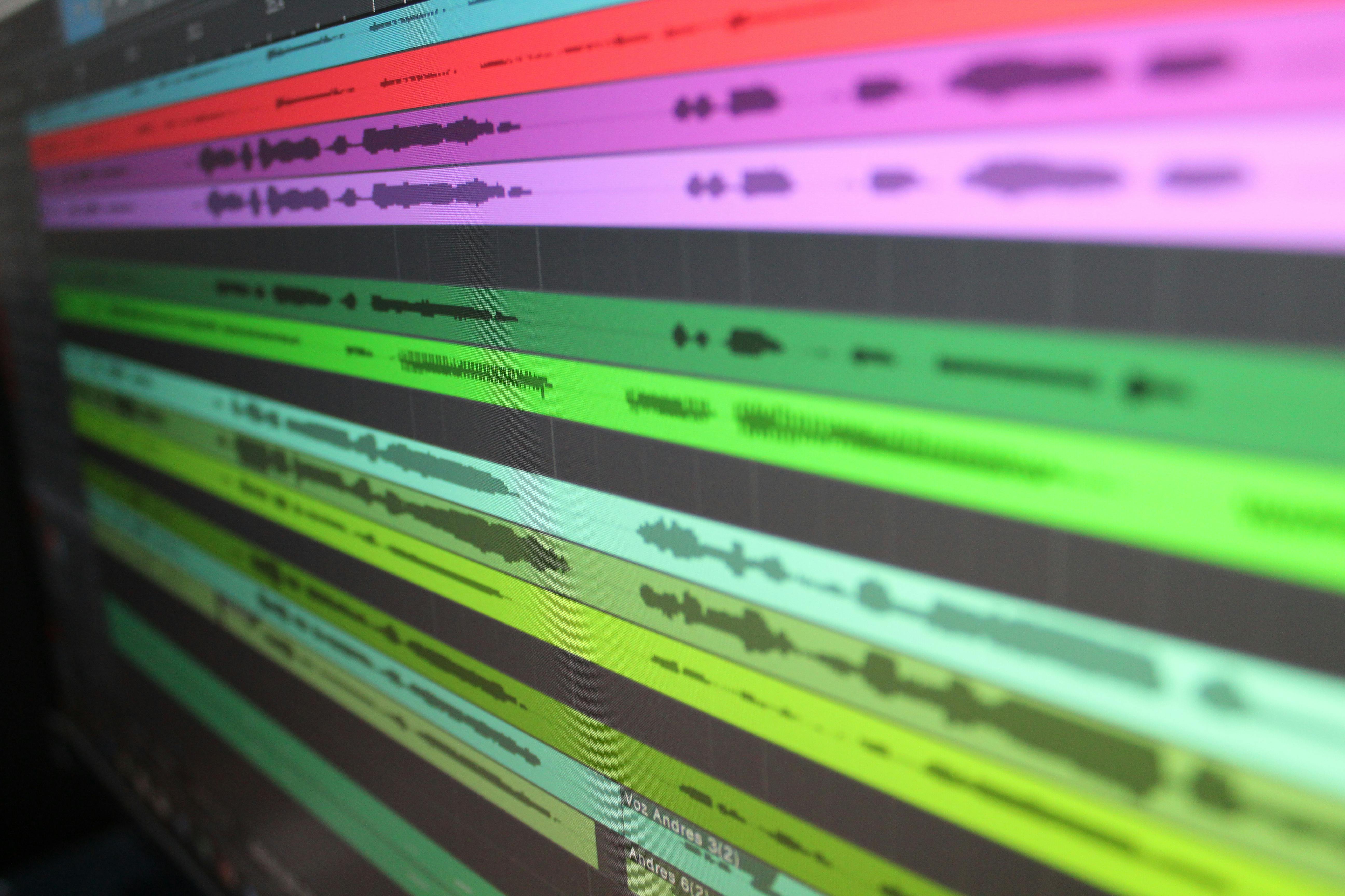 Audio-Wellenformen auf Produktionsdisplay