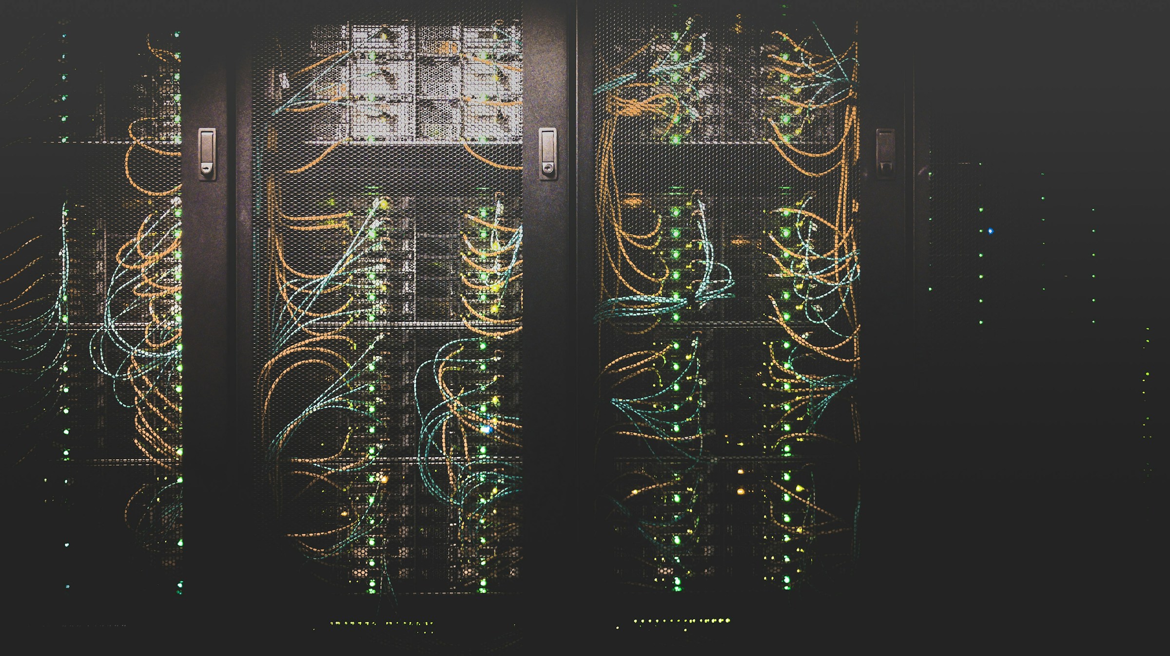 Serverraum mit Lichtspuren